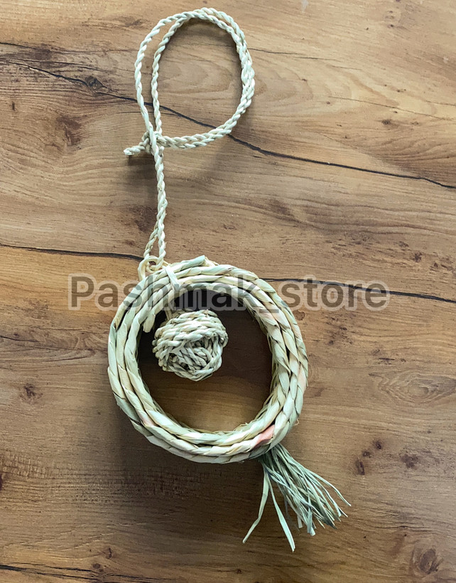 اسباب بازی حصیری آویزی خرگوش و طوطی مدل آویز منگولهدار حصیری