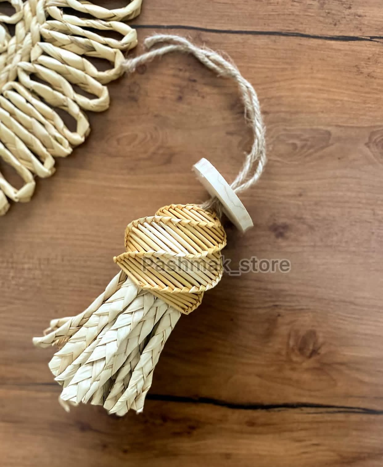 اسباب بازی حصیری آویزی خرگوش و طوطی مدل عروس دریایی حصیری